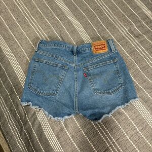 Levi’s 501 women’s medium wash jean shorts. Size 6, 28” waist